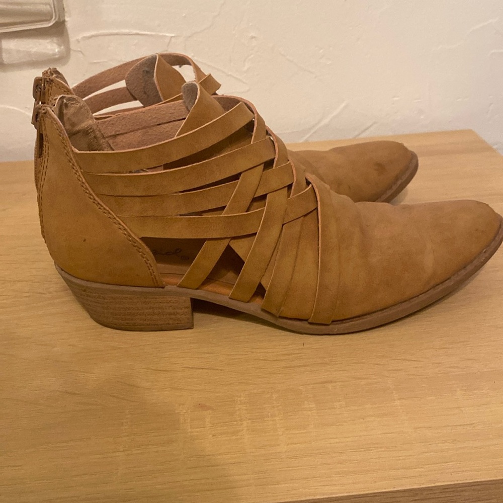 Qupid Size 7 women’s booties